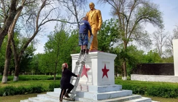 Коммунисты станицы Восточной обновили памятник В. И. Ленину