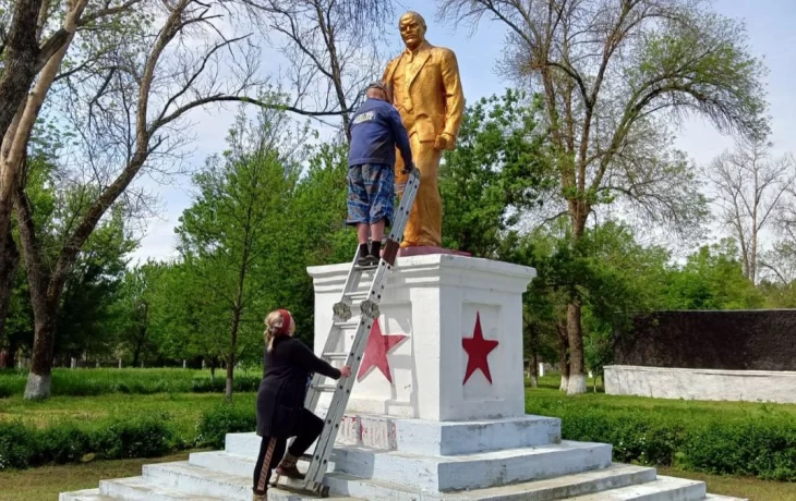 Коммунисты станицы Восточной обновили памятник В. И. Ленину